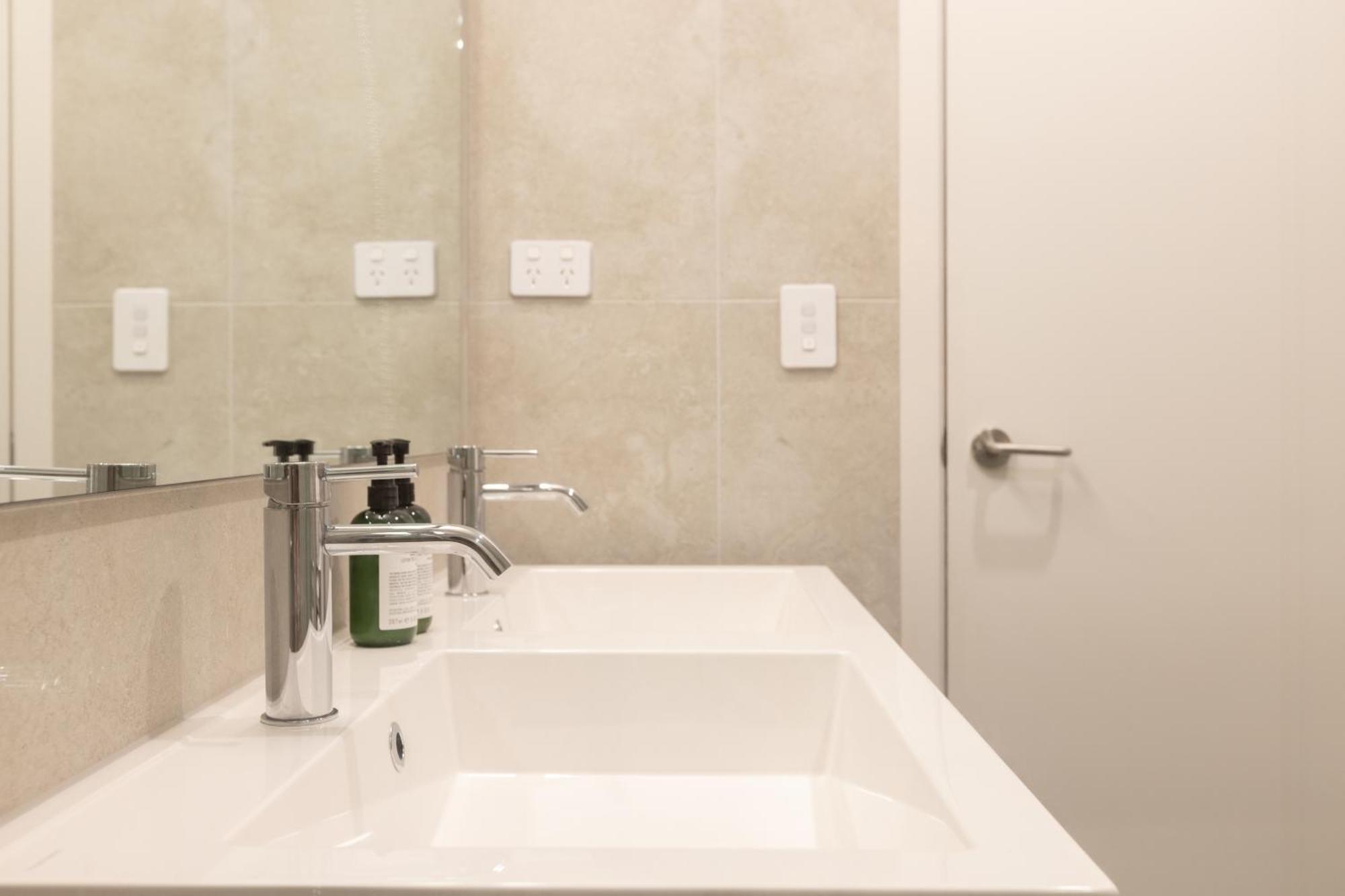 Luxury 2 Bedroom Cbd Apartment With Free Parking Christchurch Bagian luar foto