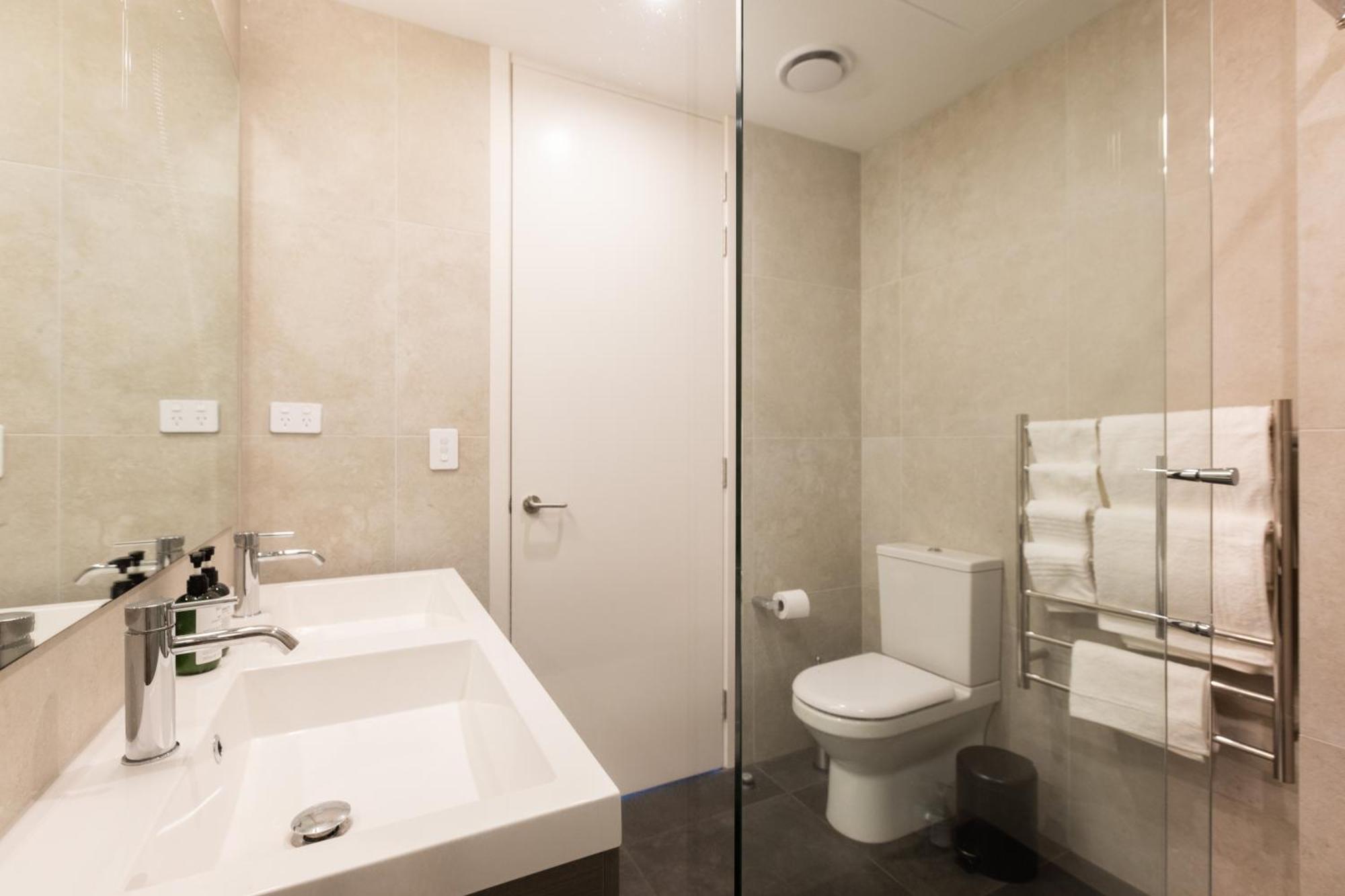 Luxury 2 Bedroom Cbd Apartment With Free Parking Christchurch Bagian luar foto